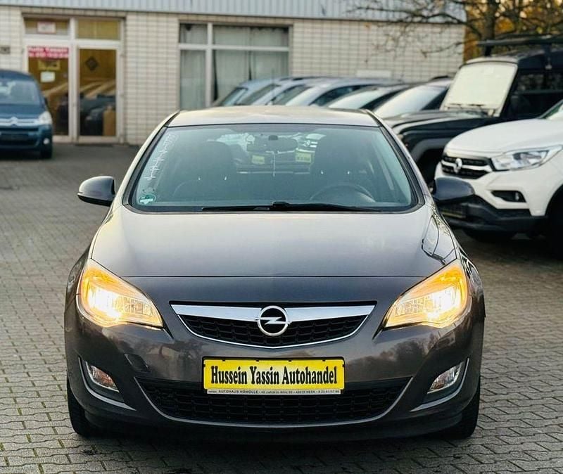 Grau Gebraucht 2012 Opel Astra Design Edition Limousine | 3.700 € (Superpreis) - Bild 1/4