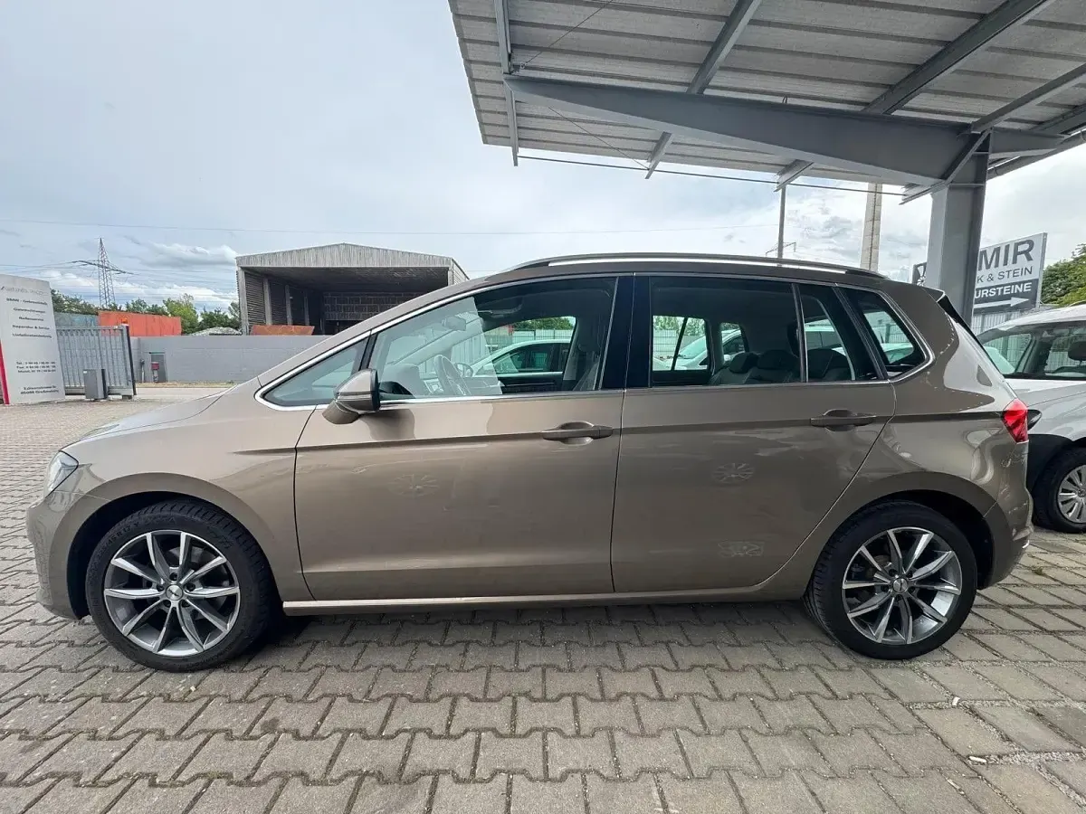 Gebraucht VW Golf Sportsvan Highline 125 PS (91 kW) 2014 Gold Van / Kleinbus