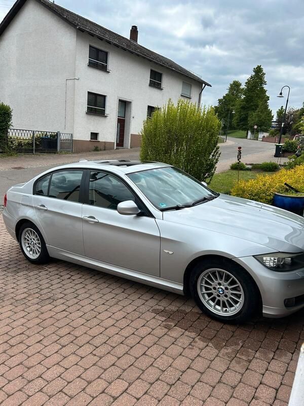 Silber Gebraucht 2009 BMW 318 Limousine | 7.599 € (Fairer Preis) - Bild 1/4