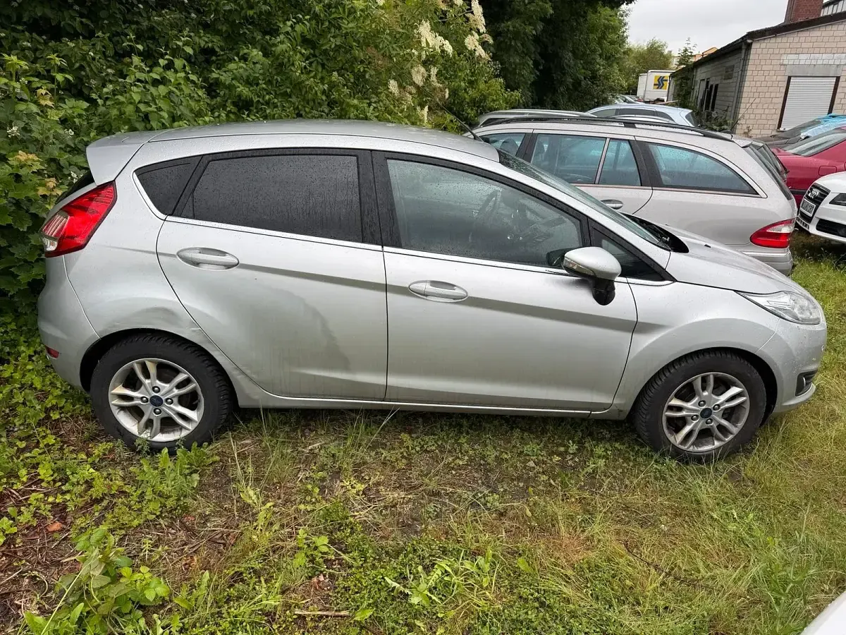 Gebraucht Ford Fiesta 101 PS (74 kW) 2015 Silber Kleinwagen