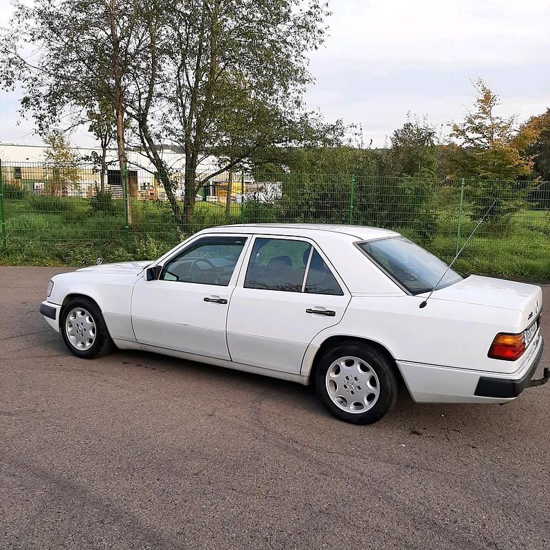 Second-hand Mercedes E230 132 CP (97 kW) 1990 Alb Berlinǎ