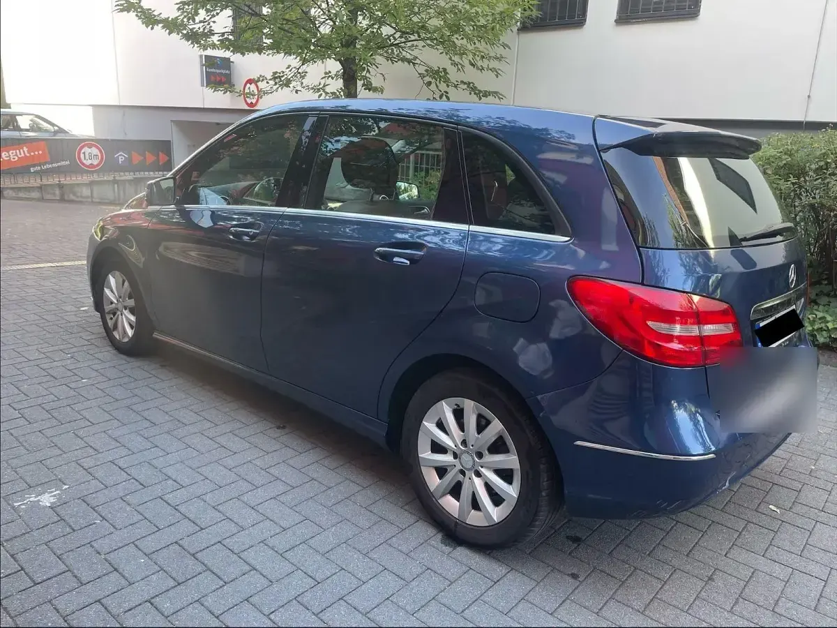 Gebraucht Mercedes B180 122 PS (89 kW) 2012 Blau Kleinwagen
