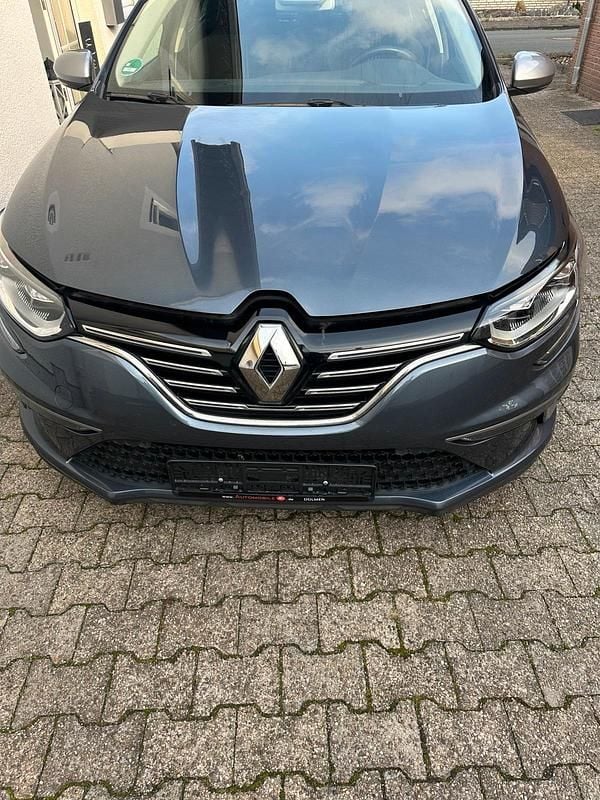 Grau Gebraucht 2018 Renault Mégane GT Line GT-Line Limousine | 11.000 € (Guter Preis) - Bild 1/4