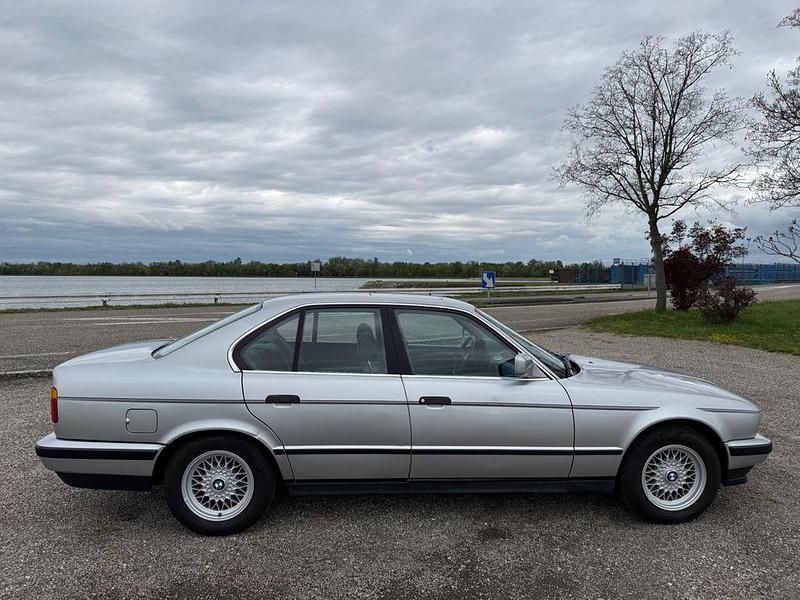 Gebraucht BMW 520 129 PS (94 kW) 1990 Silber Limousine