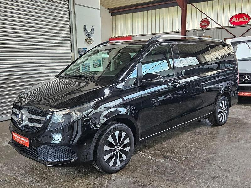 Schwarz Gebraucht 2021 Mercedes V220 Van / Kleinbus | 40.990 € (Fairer Preis) - Bild 1/4