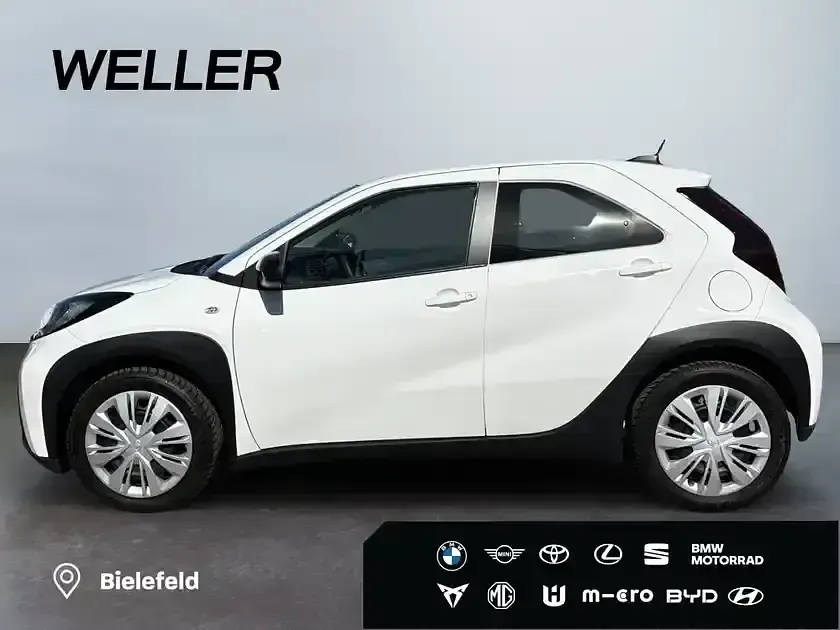 Gebraucht Toyota Aygo Play 72 PS (52 kW) 2023 Super (pure) white ii (weiss) Kleinwagen