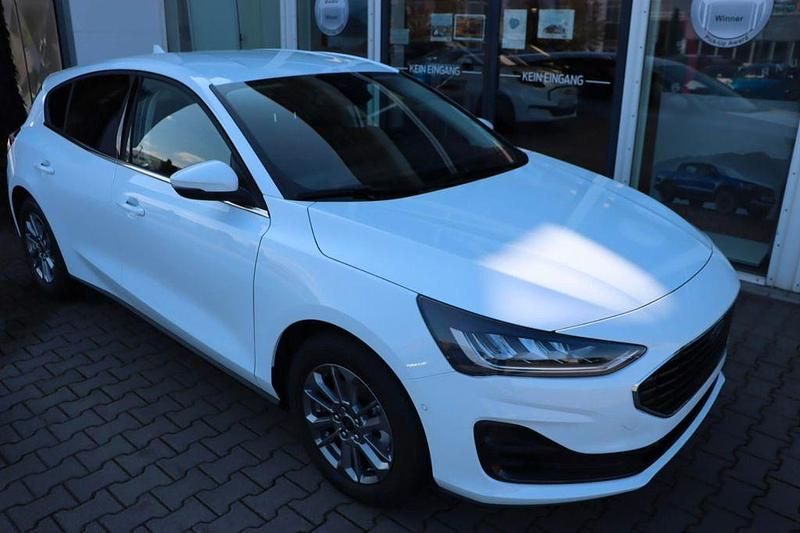 Neu Ford Focus Titanium 155 PS (114 kW) 2025 Weiß Limousine