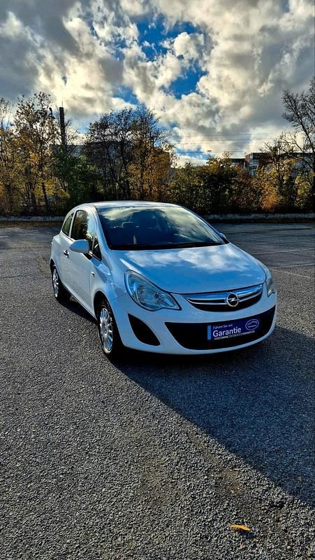 Weiß Gebraucht 2011 Opel Corsa Kleinwagen | 4.790 € (Teuer) - Bild 1/4