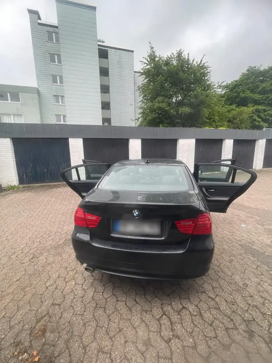 Gebraucht BMW 320 184 PS (135 kW) 2011 Schwarz Limousine