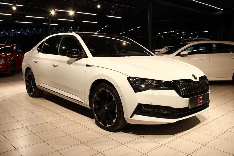 Weiß Gebraucht 2023 Skoda Superb SportLine Limousine | 32.500 € (Etwas zu teuer) - Bild 1/1