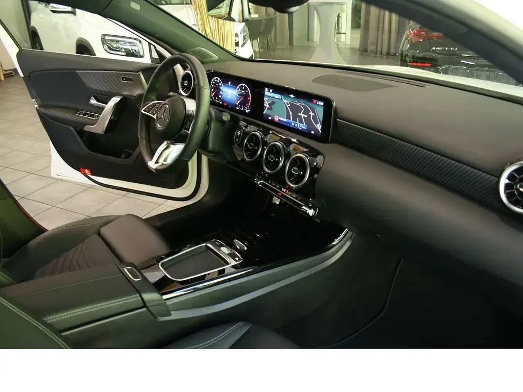 Second-hand Mercedes A200 Advanced 150 CP (110 kW) 2025 Alb Berlinǎ