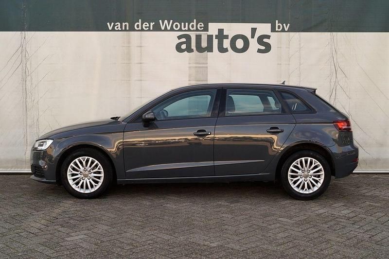 Grau Gebraucht 2017 Audi A3 Sportback Proline Limousine | 16.900 € (Etwas zu teuer) - Bild 1/4