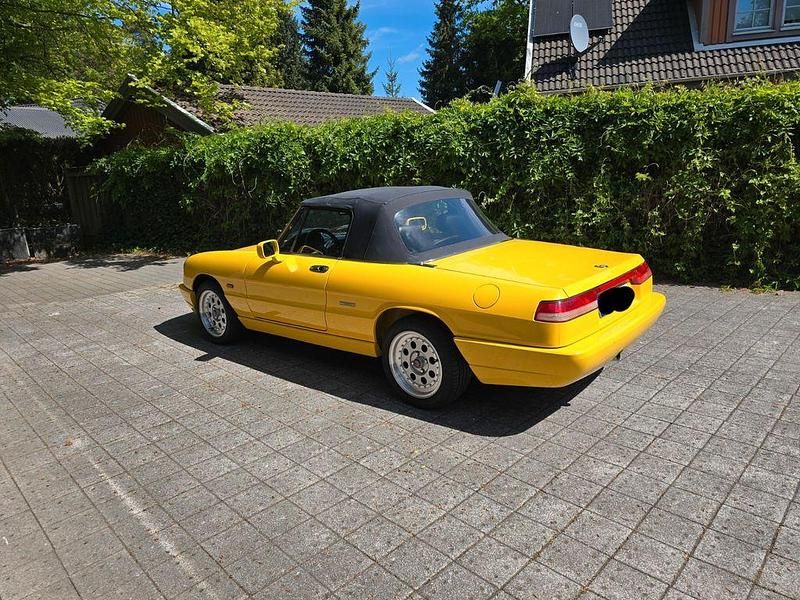 Gebraucht Alfa Romeo Spider 120 PS (88 kW) 1992 Gelb Cabrio
