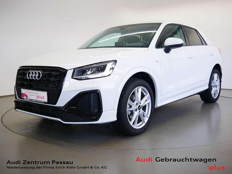 Gletscherweiß metallic Gebraucht 2024 Audi Q2 S-Line SUV | 28.290 € (Fairer Preis) - Bild 1/4
