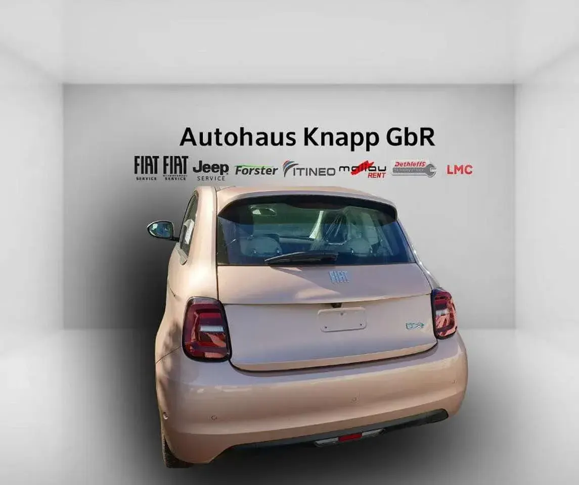 Gebraucht Fiat 500e La Prima 86 kW (118 PS) 2023 Colore esterno (rose gold) Kleinwagen