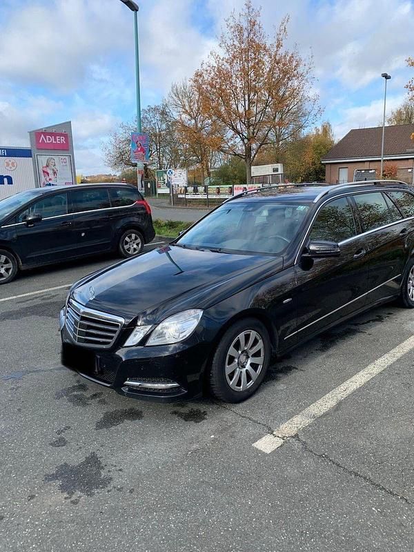 Schwarz Gebraucht 2010 Mercedes E250 Avantgarde Kombi | 5.300 € (Guter Preis) - Bild 1/4