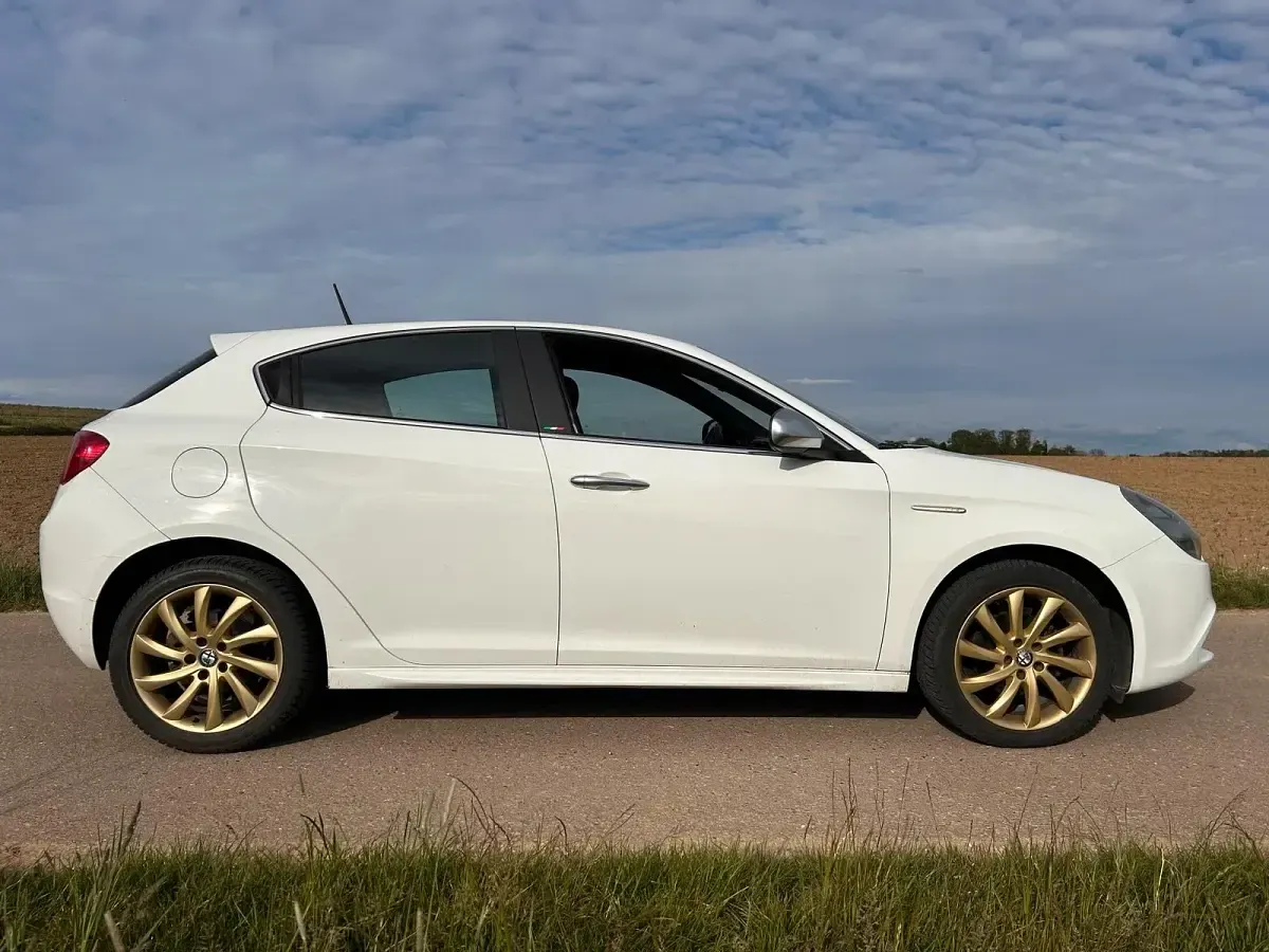 Gebraucht Alfa Romeo Giulietta Super 120 PS (88 kW) 2011 Weiß Kleinwagen
