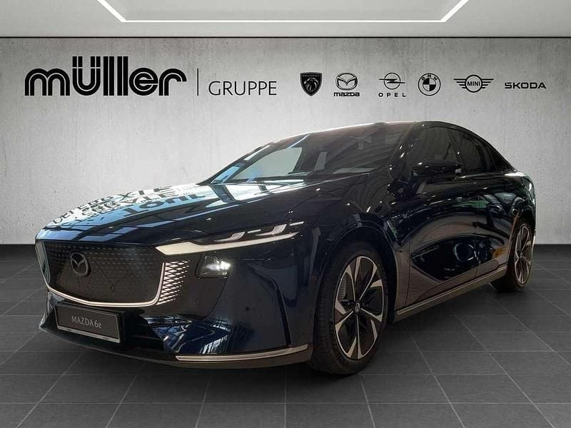 Deep crystal blue Neu 2025 Mazda 6e Takumi-Line Limousine | 45.750 € (Fairer Preis) - Bild 1/4