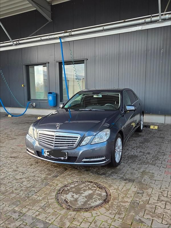 Grau Gebraucht 2012 Mercedes E250 Limousine | 11.500 € (Fairer Preis) - Bild 1/4