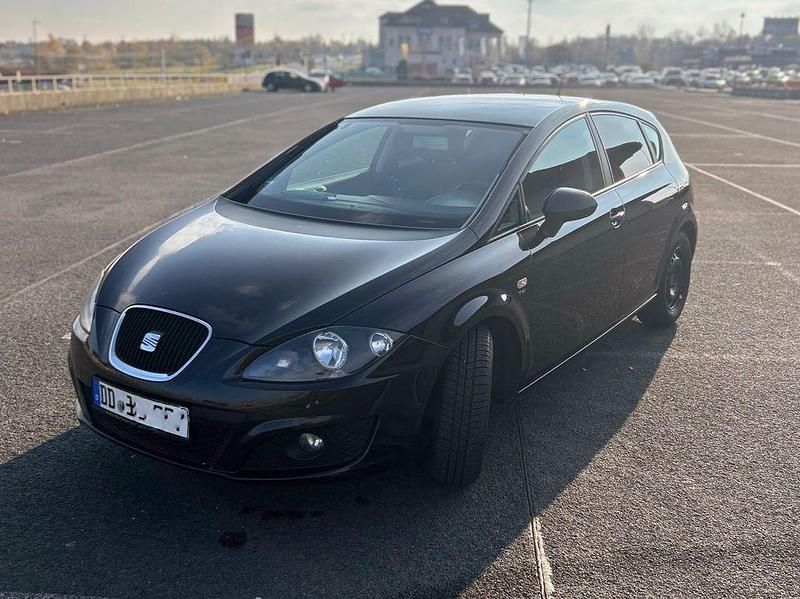 Schwarz Gebraucht 2010 Seat Leon Style Limousine | 4.100 € (Fairer Preis) - Bild 1/4