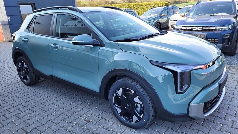 Neu Kia Stonic Exclusive 101 PS (74 kW) 2026 Mangrove grün SUV
