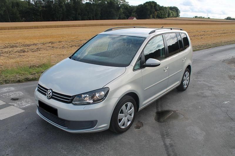 Silber Gebraucht 2011 VW Touran Van / Kleinbus | 5.950 € (Superpreis) - Bild 1/4