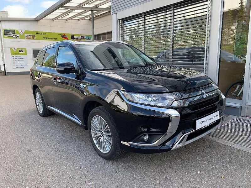 Pantherschwarz Gebraucht 2020 Mitsubishi Outlander P-HEV Basis SUV | 18.480 € (Etwas zu teuer) - Bild 1/4