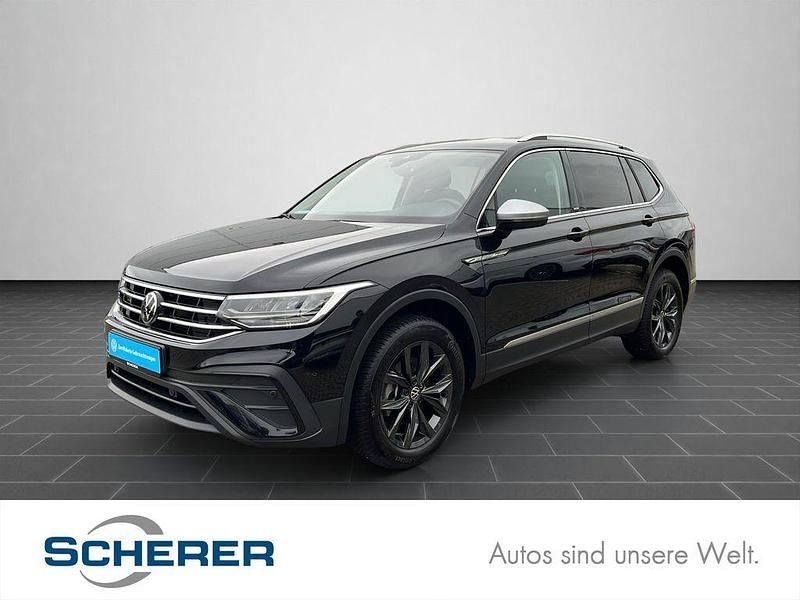 Deep black perleffekt (metallic) Gebraucht 2024 VW Tiguan Allspace Move SUV | 32.900 € (Fairer Preis) - Bild 1/4