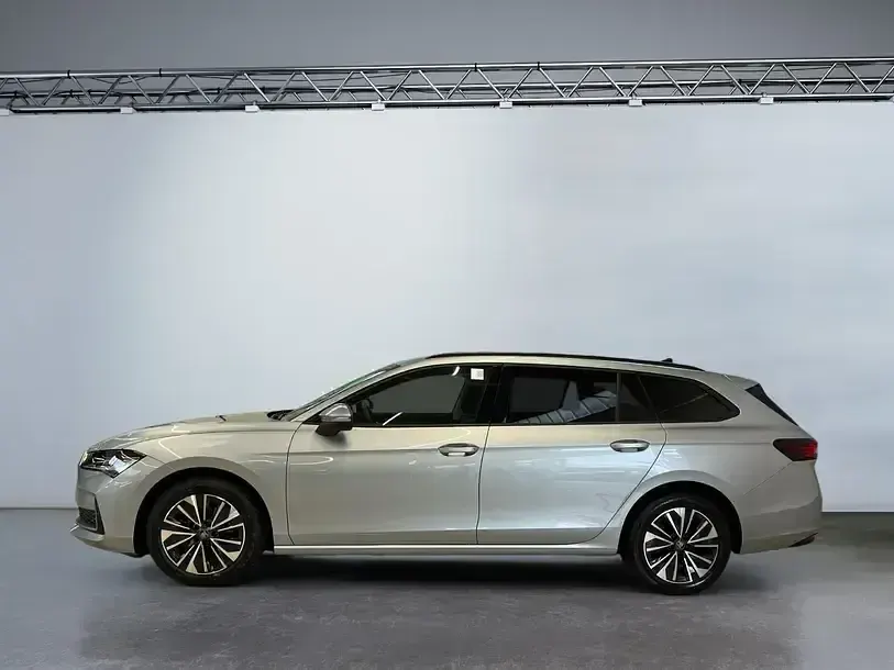Używany Skoda Superb Selection 150 KM (110 kW) 2025 Srebrny Kombi