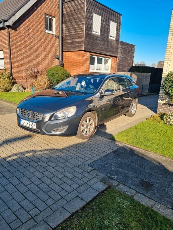 Grau Gebraucht 2011 Volvo V60 Summum Kombi | 10.900 € (Fairer Preis) - Bild 1/4