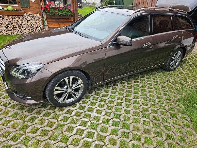 Braun Gebraucht 2016 Mercedes E220 Kombi | 17.999 € (Fairer Preis) - Bild 1/4