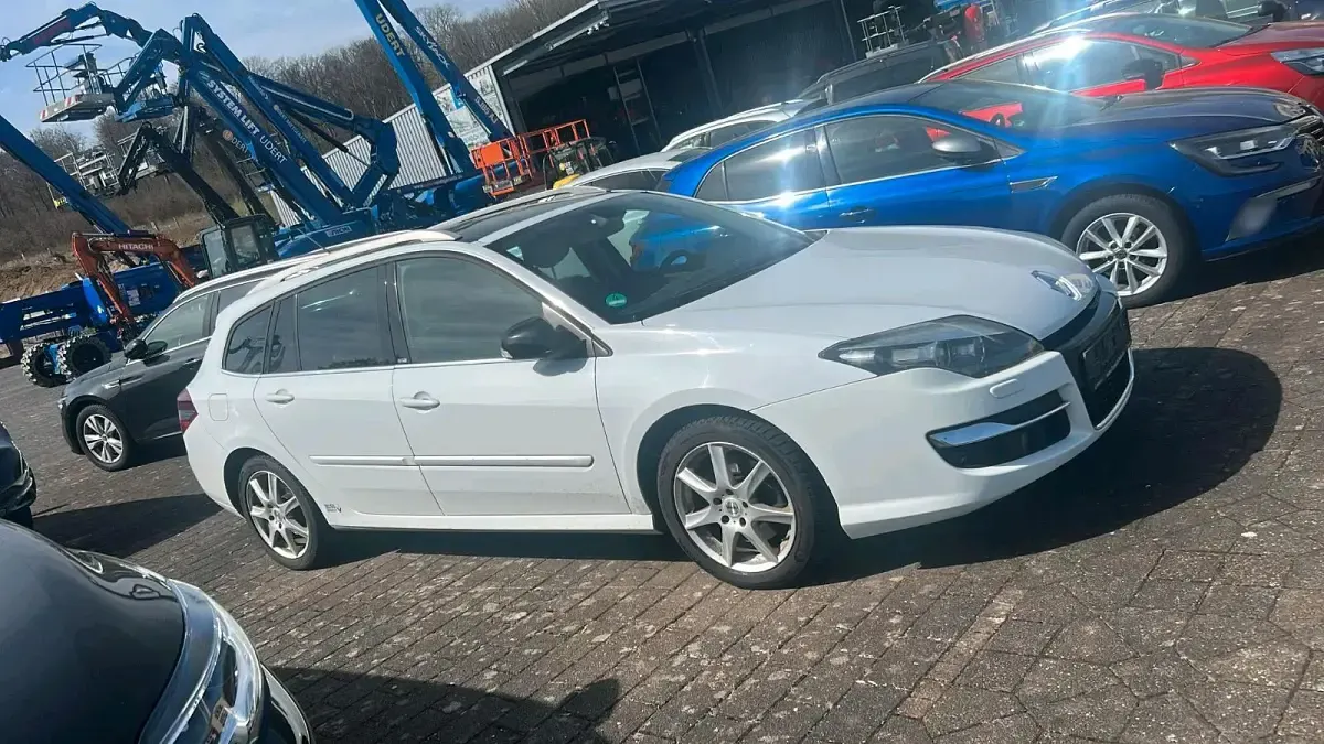 Gebraucht Renault Laguna III 150 PS (110 kW) 2012 Weiß Kombi