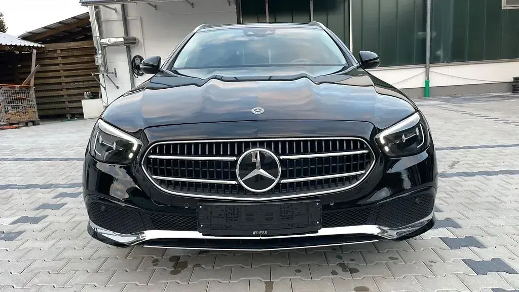 Gebraucht Mercedes E300 194 PS (142 kW) 2020 Schwarz Limousine