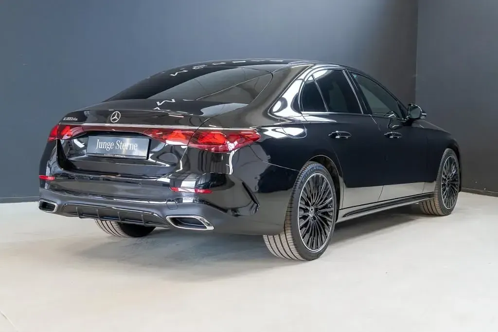 Gebraucht Mercedes E300 AMG 313 PS (230 kW) 2024 Obsidianschwarz metallic Limousine
