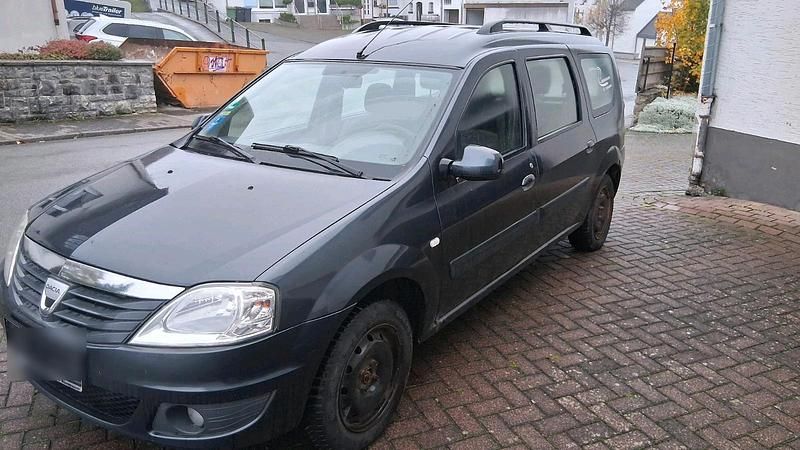 Grau Gebraucht 2009 Dacia Logan Limousine | 1.100 € (Guter Preis) - Bild 1/4