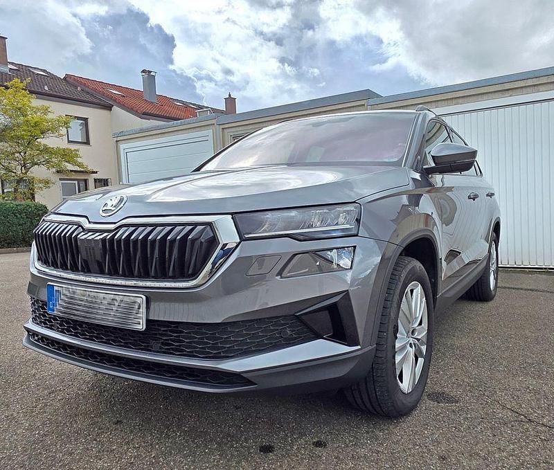 Grau Gebraucht 2024 Skoda Karoq SUV | 33.700 € (Guter Preis) - Bild 1/4