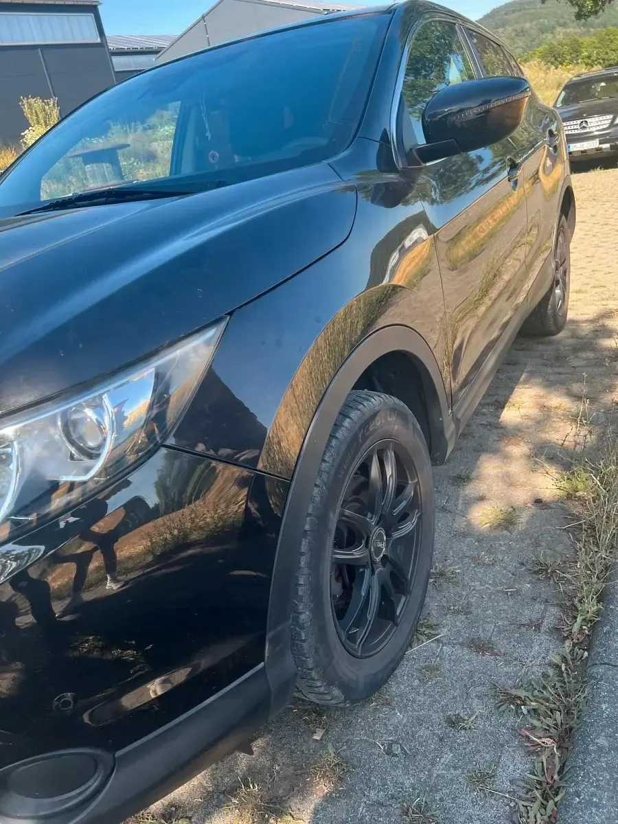 Gebraucht Nissan Qashqai 116 PS (85 kW) 2016 Schwarz SUV