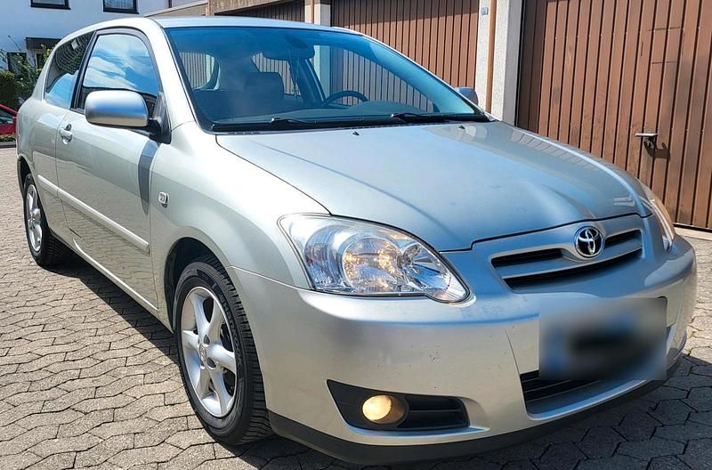 Używany Toyota Corolla 97 KM (71 kW) 2005 Srebrny Sedan/Limuzyna