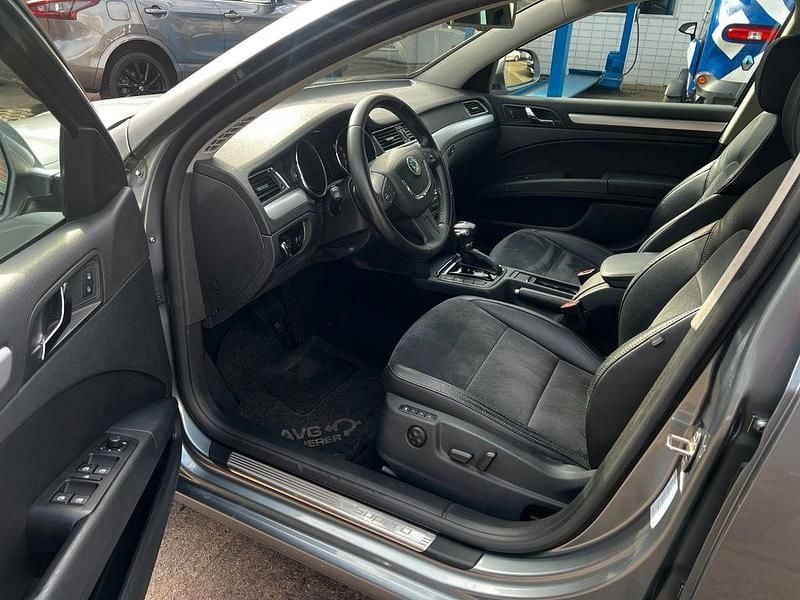 Gebraucht Skoda Superb Elegance 160 PS (117 kW) 2011 Silber Kombi