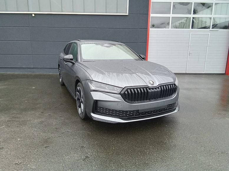 Graphitegrau metallic graphitegrau metallic Neu 2025 Skoda Superb SportLine Kombi | 53.590 € (Fairer Preis) - Bild 1/4