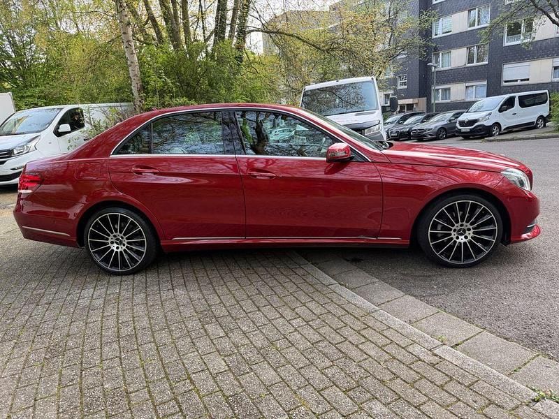 Używany Mercedes E220 170 KM (125 kW) 2015 Czerwony Sedan/Limuzyna