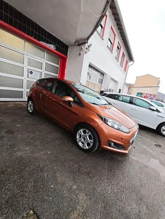 Używany Ford Fiesta SYNC Edition 80 KM (58 kW) 2014 Złoty Hatchback