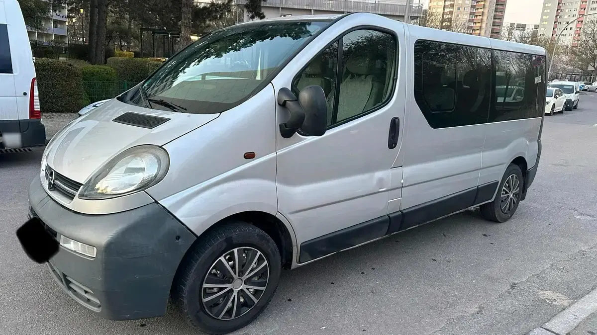 Używany Opel Vivaro 101 KM (74 kW) 2005 Szary Minivan