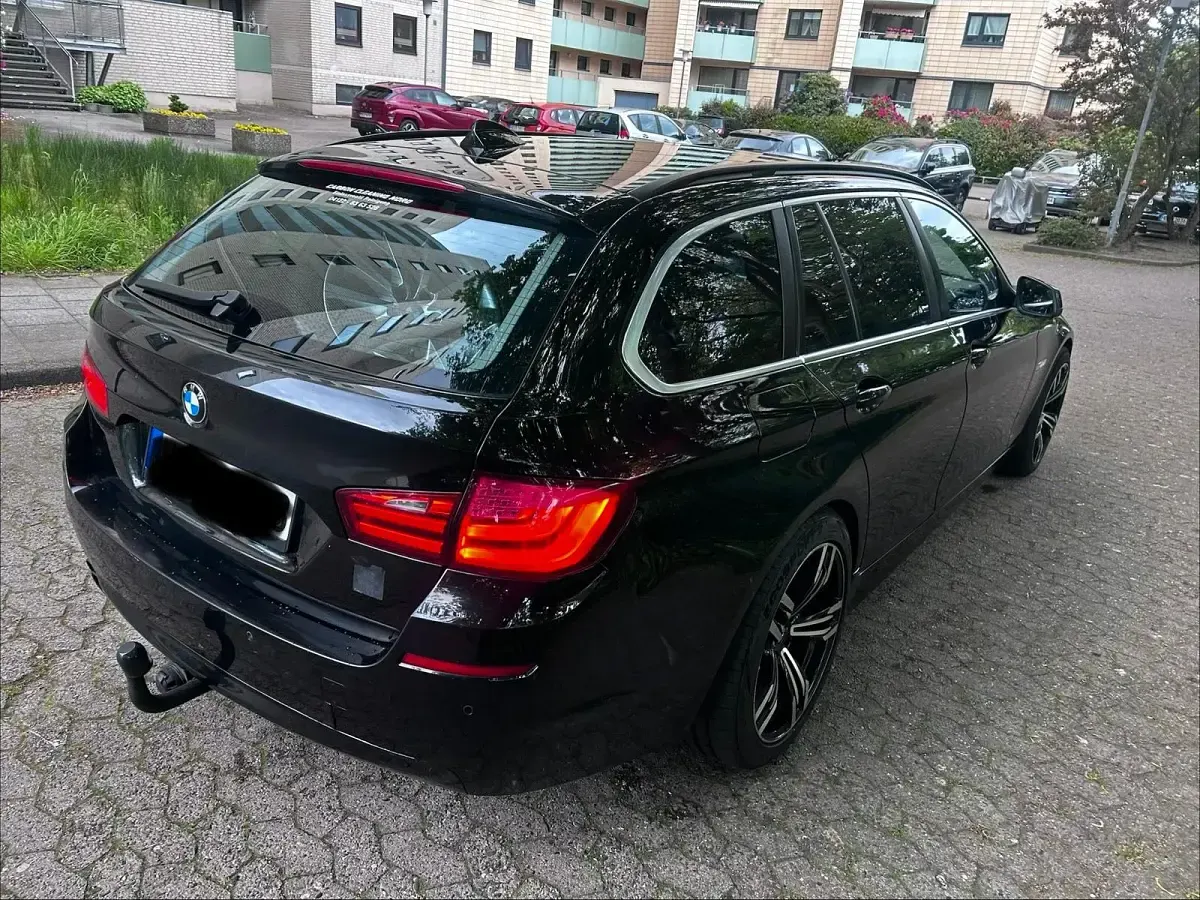 Gebraucht BMW 520 186 PS (136 kW) 2011 Schwarz Kombi