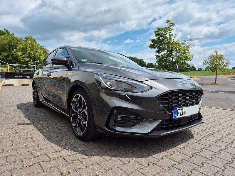 Grau Gebraucht 2018 Ford Focus ST-Line Limousine | 16.300 € (Fairer Preis) - Bild 1/4
