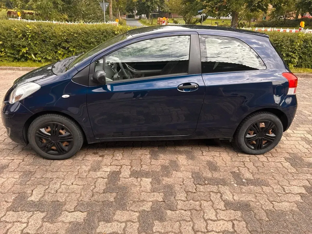 Gebraucht Toyota Yaris 69 PS (50 kW) 2010 Blau Kleinwagen