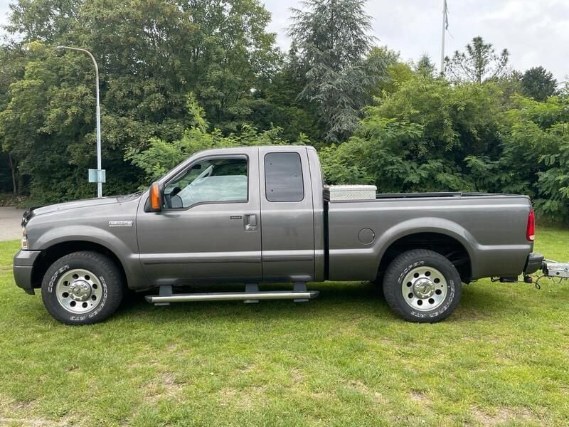 Grau Gebraucht 2005 Ford F250 Abholung | 12.500 € - Bild 1/4