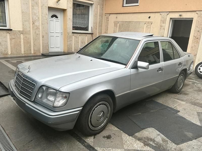 Gebraucht Mercedes E250 113 PS (83 kW) 1995 Silber Limousine