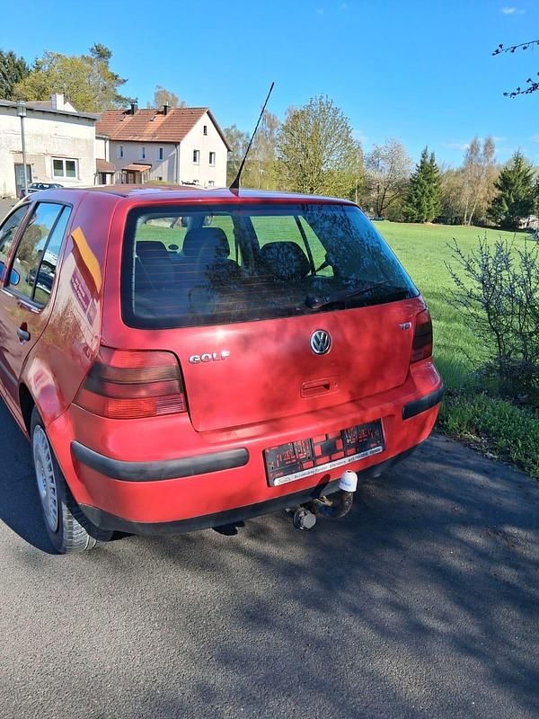 Second-hand VW Golf IV 101 CP (74 kW) 2002 Roșu Berlinǎ