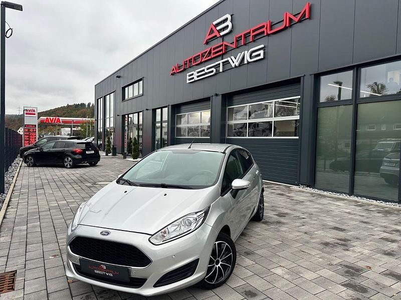 Silber Gebraucht 2016 Ford Fiesta Titanium Kleinwagen | 7.995 € (Etwas zu teuer) - Bild 1/3